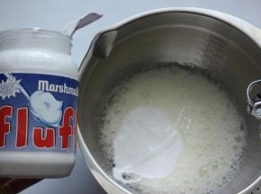 然后加入fluff香草棉花糖酱，一次性加入就好