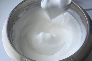 打蛋器先开到最高档打发，打到有纹理清晰，提起打蛋器有尖钩