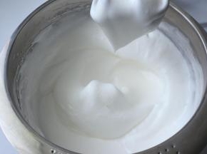 打蛋器先开到最高档打发，打到有纹理清晰，提起打蛋器有尖钩