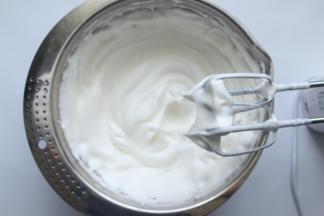 再把打蛋器调到低档继续打发，打到提起打蛋头形成硬性尖勾