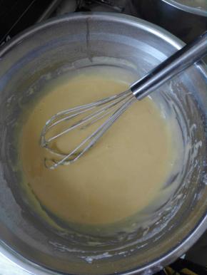 1、分离蛋清和蛋黄，蛋黄中加入牛奶、油和糖搅匀，筛入面粉划