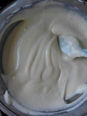 3、把蛋白分三次拌入蛋黄糊中，像炒菜样切拌，切勿划圈，会消泡。