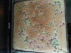 5、烤箱180度提前五分钟预热，放进去烤18分钟左右，根据自己烤箱温度来调整。