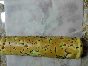 7、借助擀面杖把蛋糕体卷起来就好了，放冰箱冷藏半小时定型。