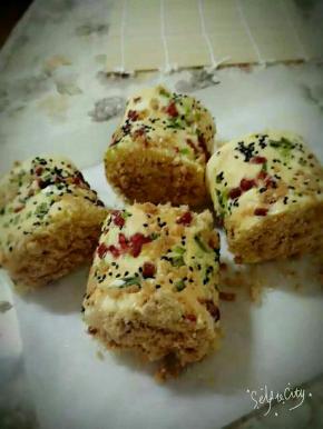 8、可以直接切开就吃，也可以把两头再抹点沙拉酱粘点肉松。