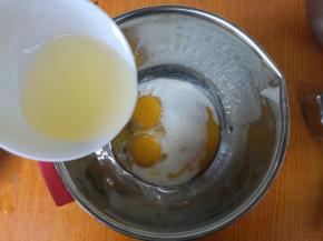 蛋黄内加入牛奶、玉米油。