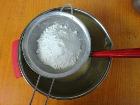 筛入低筋面粉。