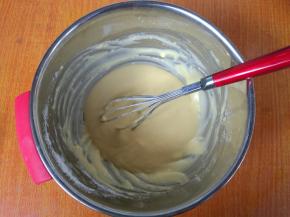 不规则搅拌均匀。不能划圈搅拌蛋糊容易起筋，不松软。