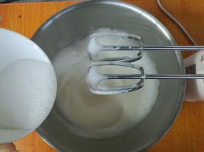 蛋糊细腻时加入第二次糖，继续搅打。