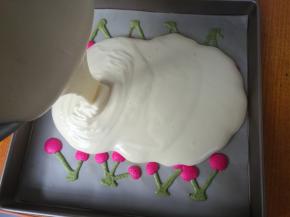 倒入蛋糊，用刮刀整理平整。