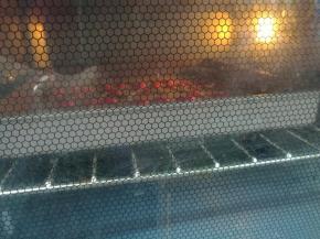 送入烤箱烘烤1分钟取出。