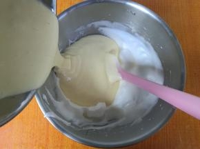 取三分之一蛋白到蛋黄糊，混合搅拌均匀后，倒回蛋白盆，再次混合翻拌均匀。