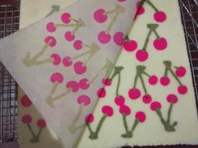 烤好后取出，倒扣在油纸上，揭开油布，盖在蛋糕上。