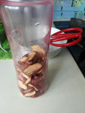 1、红枣用剪刀剪开去核放入料理机加牛奶打成泥，打好后倒入盆中。