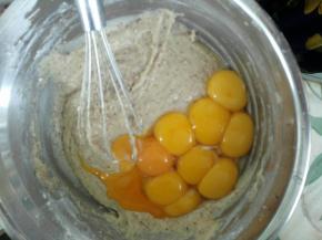 2、把油和糖放入红枣泥中搅匀，筛入面粉画Z字型，把鸡蛋分离，蛋黄打入面糊中拌匀。