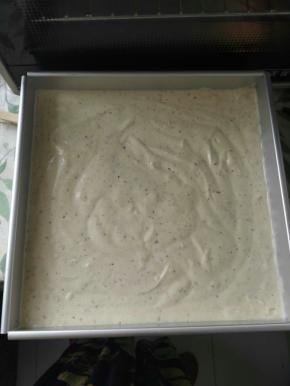 4、搅拌均匀后倒入模具中震出气泡，烤箱提前预热，上下管150度烤80分钟。