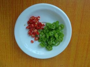 辣椒切成小圈圈。