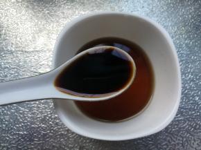 调汁，陈醋三勺半，白糖2勺，生抽1勺放入小碗内搅匀。