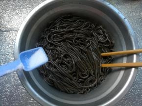 蕨根粉控干水，加入盐适量。