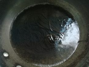 锅内倒水烧开，放入泡软的蕨根粉稍煮几分钟至软。