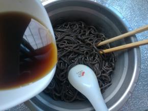 倒入兑好的糖醋汁。