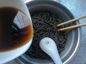倒入兑好的糖醋汁。