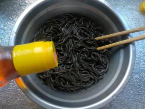 根据自家口味倒入辣椒油适量。
