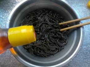 根据自家口味倒入辣椒油适量。