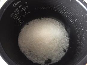 白砂糖放入电饭锅中