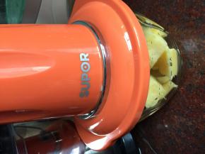 菠萝切块后放入搅拌机里搅碎