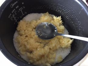 我喜欢吃有果粒的果酱，所以没有搅拌成泥状，然后将搅拌好的凤梨放入电饭锅中