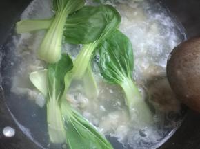 下入洗净的小油菜稍煮一下小油菜成熟后，点香油出锅就可以开吃啦！