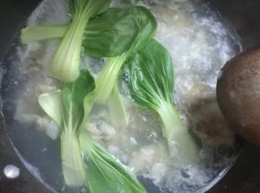 下入洗净的小油菜稍煮一下小油菜成熟后，点香油出锅就可以开吃啦！