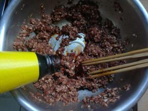 牛肉馅加入料酒，蚝油，盐，胡椒粉顺一个方向搅拌均匀。
