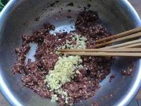 入姜末搅拌均匀。