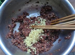 入姜末搅拌均匀。
