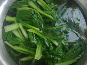 锅坐水，水开，加入1勺盐，少许食用油（这样焯出来的小白菜碧绿），下小白菜焯熟。