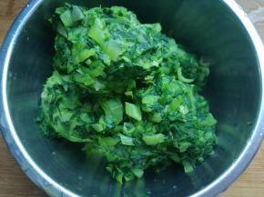捞出过凉水，攥干水分，切碎。