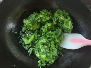 另起锅，锅热放油，放入小白菜，让油包裹住小白菜，这样不易出水。