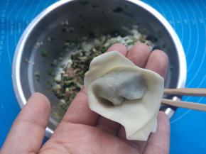 两头捏紧，简单的小馄饨就包好了。
