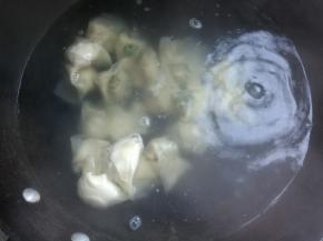 锅坐火上，加入适量水，烧开，下入馄饨。