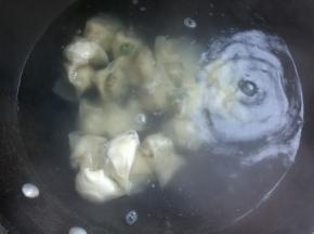 锅坐火上，加入适量水，烧开，下入馄饨。
