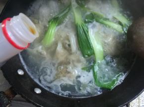 水开馄饨飘起，煮四五分钟，馄饨飘起，加入适量生抽。