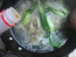 水开馄饨飘起，煮四五分钟，馄饨飘起，加入适量生抽。