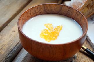 这碗则是小兔的形状（花型随自己拉）