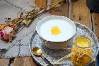 将做好的酸奶勺入碗中