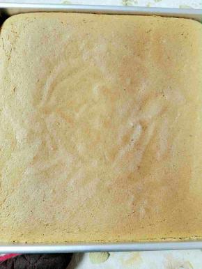 5、烤箱后出炉震两下，倒扣等凉透了就可以脱模了。