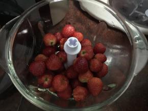 将草莓放入搅拌碗里