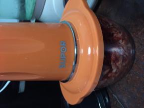 然后按键搅拌成小块（我喜欢吃有果粒的草莓果酱，所以没有搅拌成泥状）