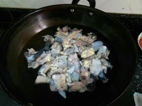 将洗干净的鸡肉切块，冷水下锅，煮开，去下血水，捞起来，水倒掉，鸡肉也用冷水冲干净待用